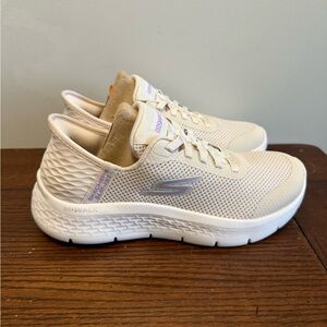 Skechers Women's slip on Cream Go Walk Athletic Shoes NEW 5.5